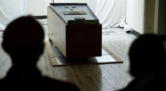 Benedicto XVI ya reposa en la cripta vaticana
