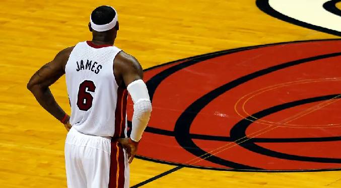 Subastan por millones de dólares histórica camiseta de LeBron James de Miami Heat