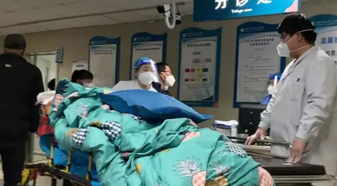 Ante ola de contagios de COVID clínicas de China anulan vacaciones