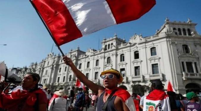 Congreso de Perú aprueba reconsiderar votación sobre adelanto de elecciones