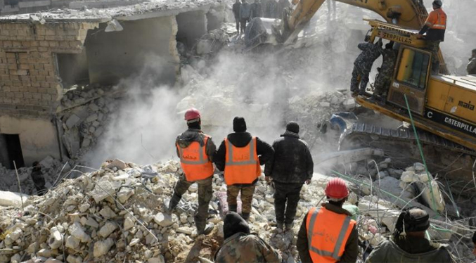 Al menos dieciséis muertos deja derrumbe de un edificio en Siria