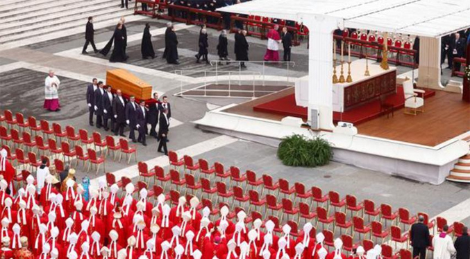 El papa emérito Benedicto XVI es despedido en la plaza de San Pedro del Vaticano