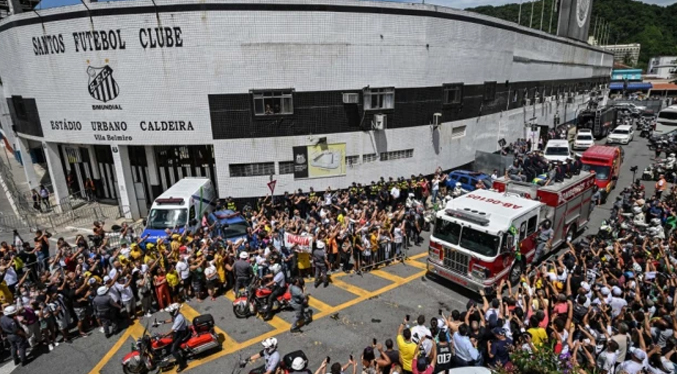 Miles de fanáticos despiden a Pelé por las calles de Brasil