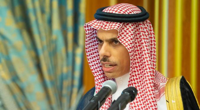 Arabia Saudí apoya mantener el precio del petróleo e invertir en renovables