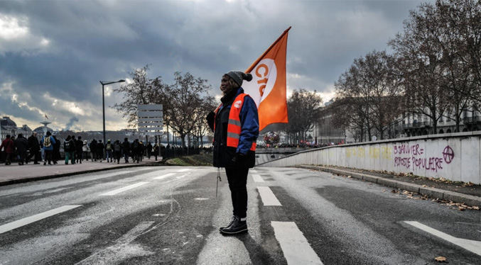 Los franceses rechazan trabajar más tiempo: «Macron quiere que muramos en el puesto»