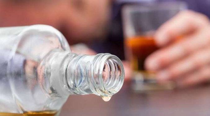 Médicos aconsejan no tomar cualquier tipo de bebidas alcohólicas para evitar intoxicaciones