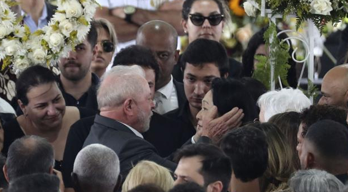 Lula rinde homenaje a Pelé en la capilla ardiente