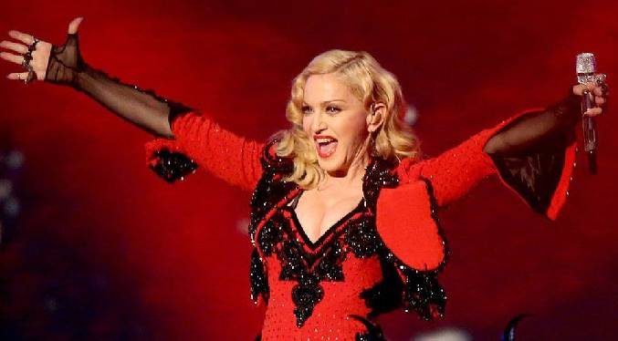 Madonna escupe al público durante un concierto (Video)