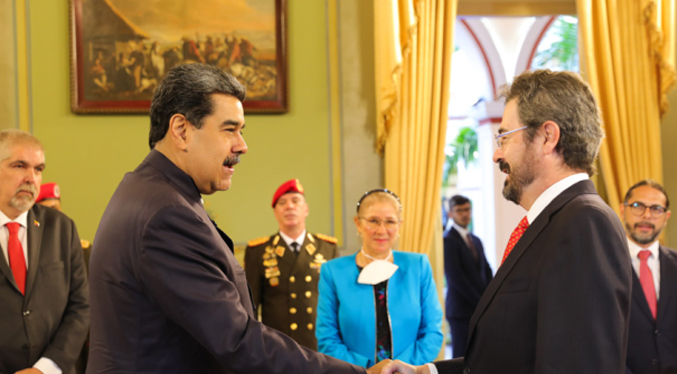 Embajador de España en Venezuela presenta cartas de credenciales a Maduro
