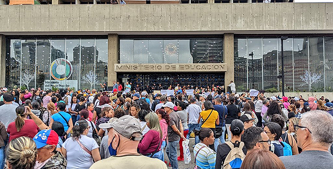 Docentes exigen reivindicaciones laborales frente al Ministerio de Educación en Caracas