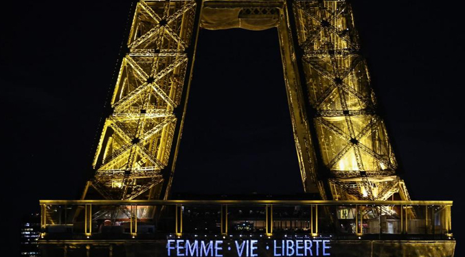 Iluminan la torre Eiffel con un mensaje de apoyo a las mujeres de Irán