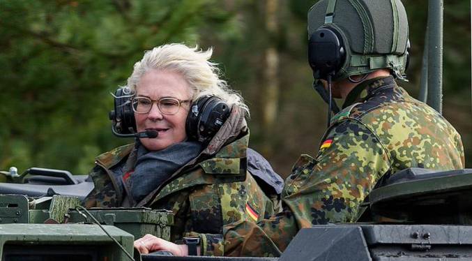 Dimite la ministra de Defensa de Alemania tras polémicas relacionadas con la guerra en Ucrania