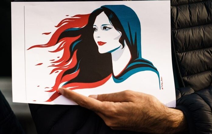 La actriz Nazanin Boniadi alza la voz en favor de las mujeres iraníes