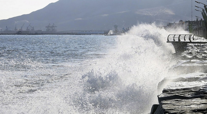 Un muerto y 85 puertos cerrados dejan fuetes oleajes en Perú