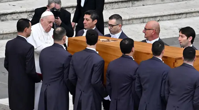 El emotivo gesto del papa Francisco ante el ataúd de Benedicto XVI (Video)