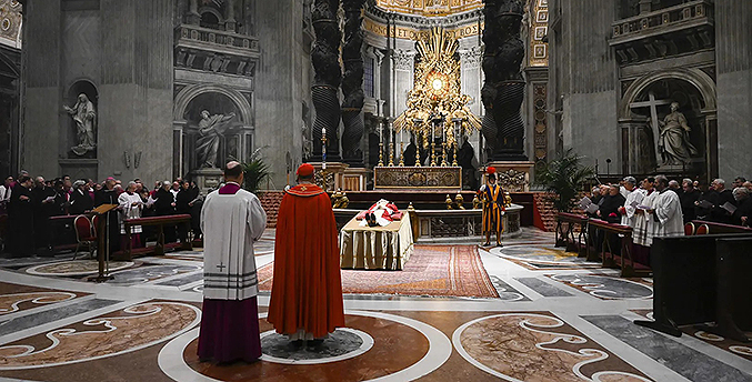 El cuerpo de Benedicto XVI reposa ya en el féretro preparado para el funeral