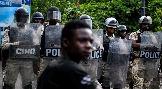 Decenas de policías atacan la residencia privada del primer ministro de Haití