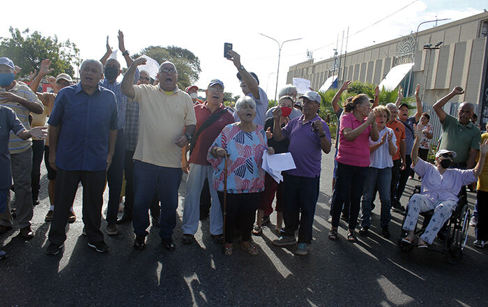 Vecinos del oeste de Maracaibo reclaman a Hidrolago el suministro de agua por tuberías (Video)