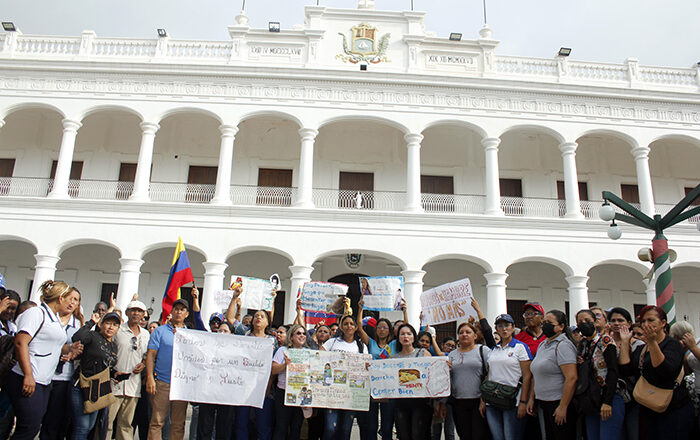 Maestros en Zulia protestan frente a la Gobernación: «Queremos salarios dignos, no de hambre»