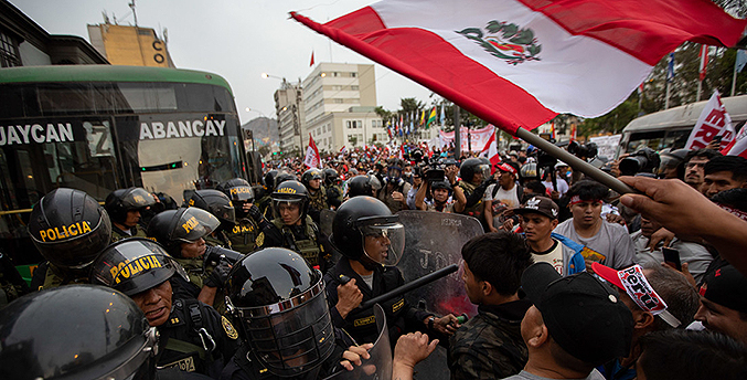 Suben a 36 los heridos por las protestas en Perú