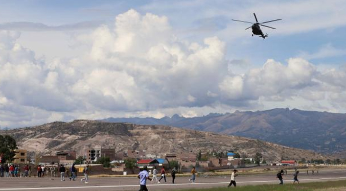 Cierran un segundo aeropuerto ante las protestas en Perú