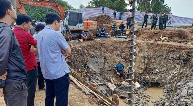El niño atrapado en un agujero en Vietnam fue declarado muerto