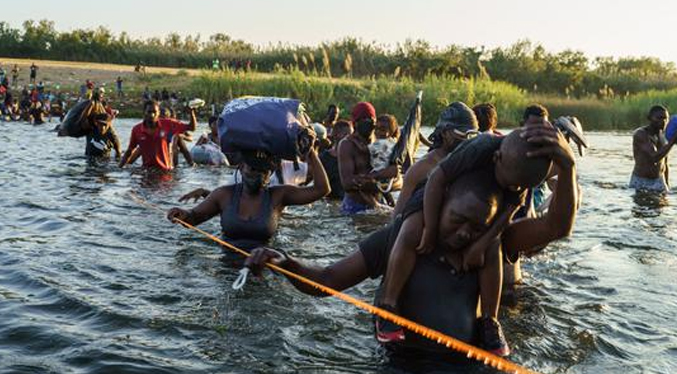 Migrantes continúan cruzando el Río Bravo pese a la visita de Biden