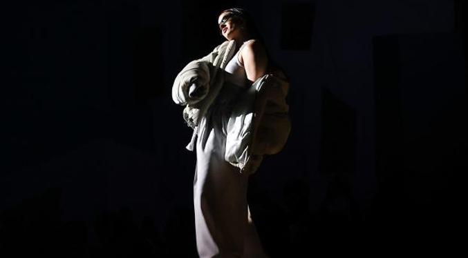 Rosalía participa en un desfile de Louis Vuitton en París