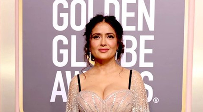 Salma Hayek impacta con un vestido de ‘efecto desnudo’ en los Globos de Oro