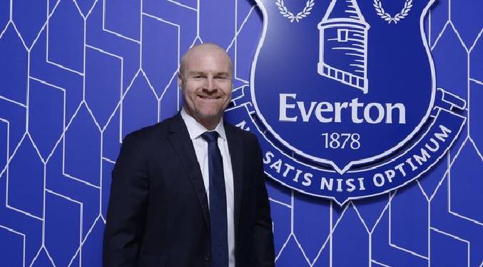 Everton contrata a Dyche como técnico por la salvación