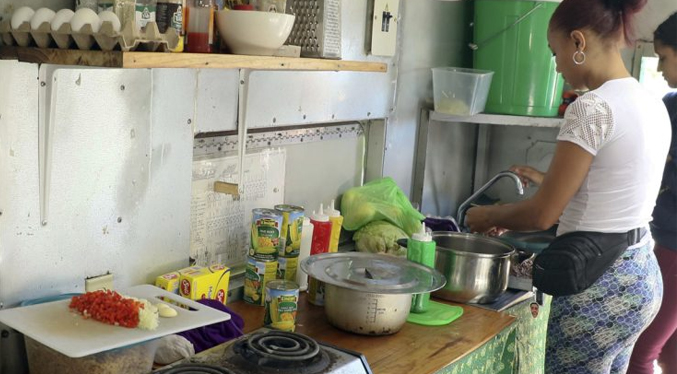Para lograr el sueño Americano en segundo intento venezolanos venden arepas en Honduras
