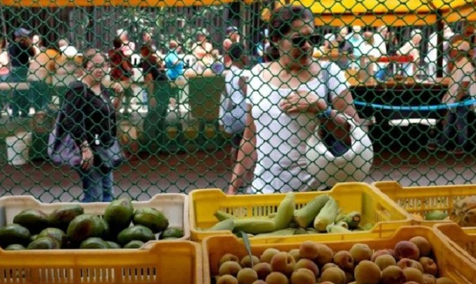 Alertan que los venezolanos sacrifican los alimentos más saludables por altos costos
