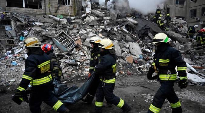 El balance del bombardeo en Dnipró sube a 36 muertos y Rusia niega su implicación