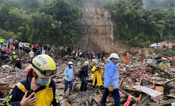 Asciende a más de 900 el número de afectados por un derrumbe en Colombia