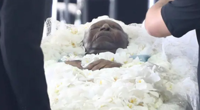 Cuerpo embalsamado de Pelé es expuesto en féretro abierto en su funeral