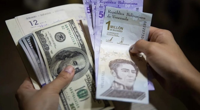 El bolívar cae 5 % frente al dólar oficial en los primeros días del 2023