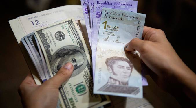 El bolívar se devalúa un 5,6 % frente al dólar en una semana