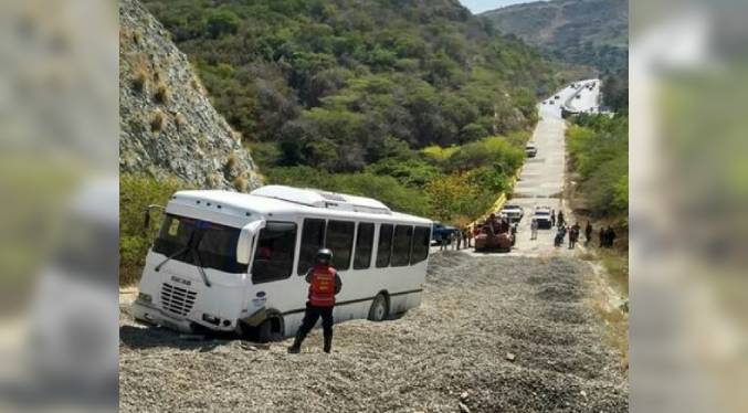 Encava se queda sin frenos y termina en rampa de seguridad de la Caracas-La Guaira