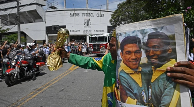 Restos mortales de Pelé descansan en un mausoleo que recuerda un estadio de fútbol