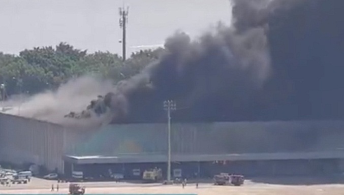 Incendio destruye galpón en el aeropuerto internacional de Río