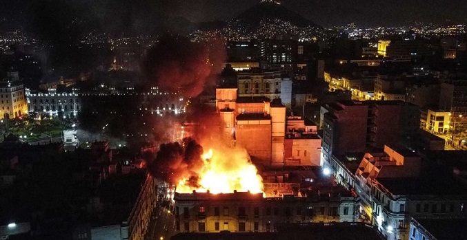 Incendio arrasa una casona en el centro de Lima