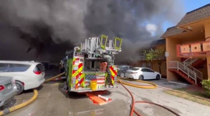 Cerca de 200 personas evacuadas de un edifico incendiado en Miami