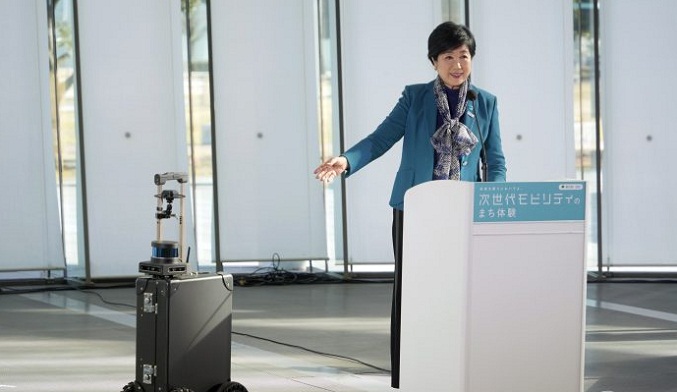 Presentan una maleta con inteligencia artificial para guiar a personas ciegas en Japón