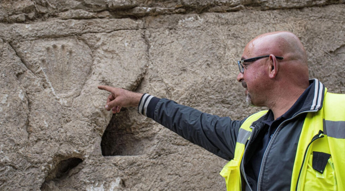 Arqueólogos investigan significado de una mano tallada en piedra en Jerusalén