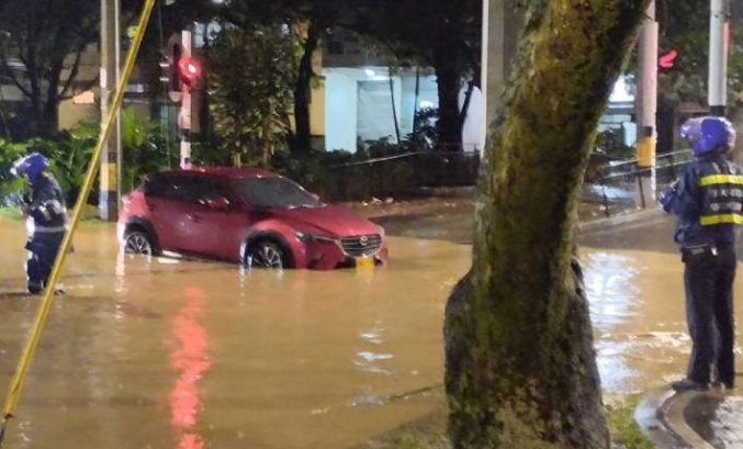 Torrenciales lluvias dejan dos muertos y 23 heridos en Medellín