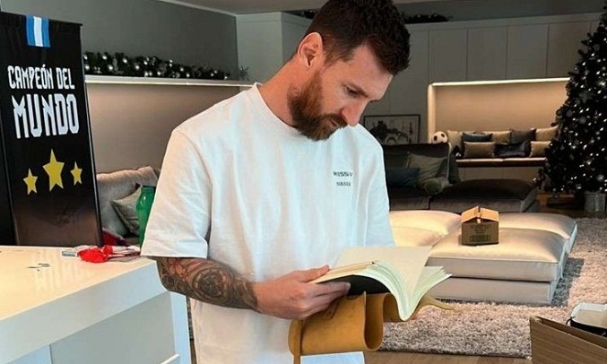 Messi recibe libro dedicado por sus vecinos de Rosario antes de viaje a París