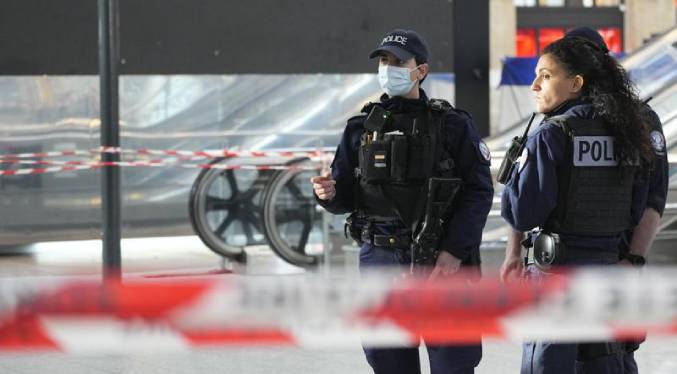 Fiscalía de París abre investigación tras apuñalamientos en estación de trenes