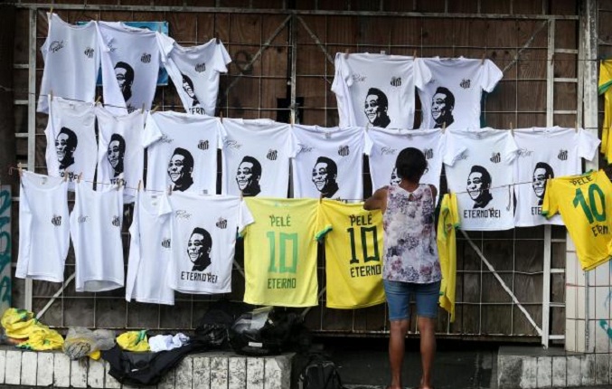 Los brasileños acuden este lunes al velatorio de Pelé