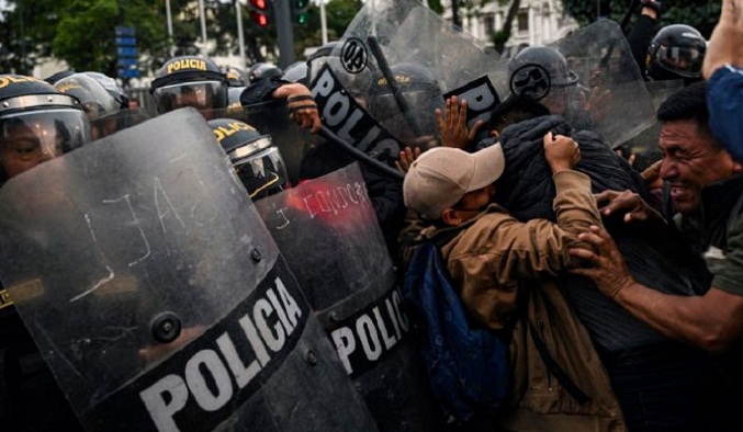 Al menos cuatro reporteros fueron agredidos en Lima por policías y manifestantes