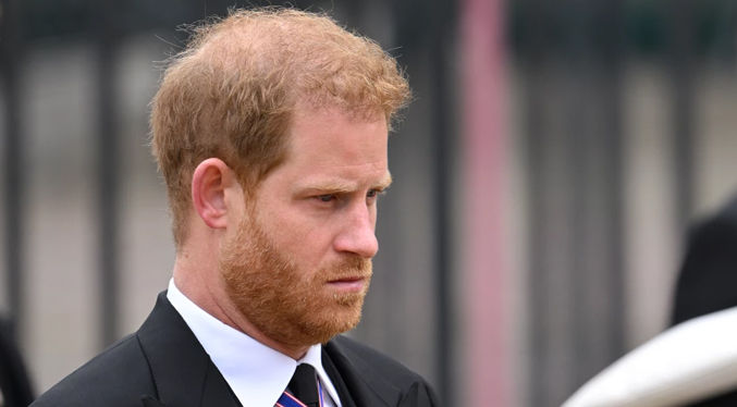 El príncipe Harry acusa a familia real británica de pasar a la prensa información perjudicial